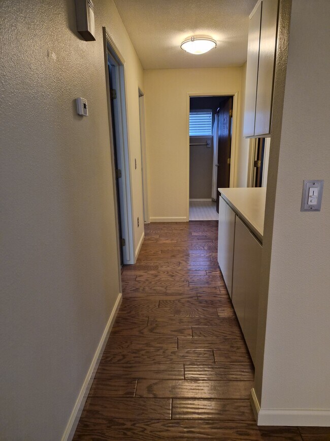 Building Photo - 376 E Sycamore Ave