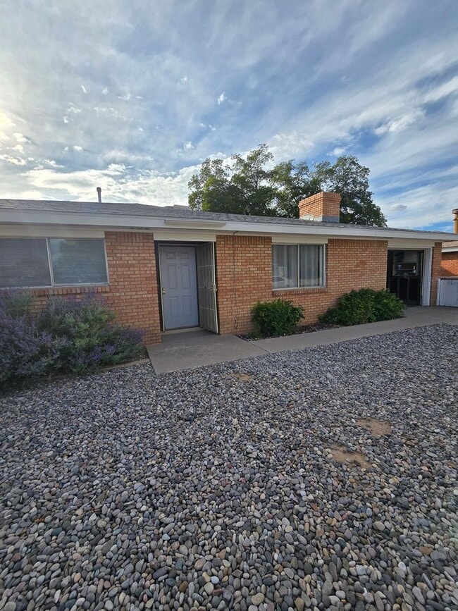 Building Photo - 2 Bed, 1 Ba with GARAGE and YARD - Showing...