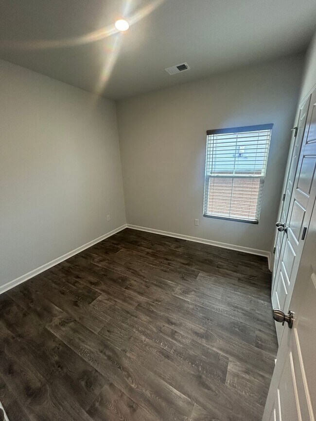 Building Photo - Field View 4BD/ 2BA