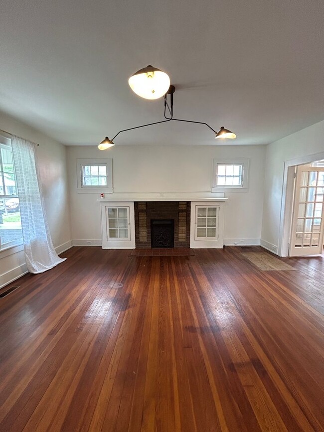 Building Photo - 3 Bed | 2 Bath | Fenced Backyard + Beautif...