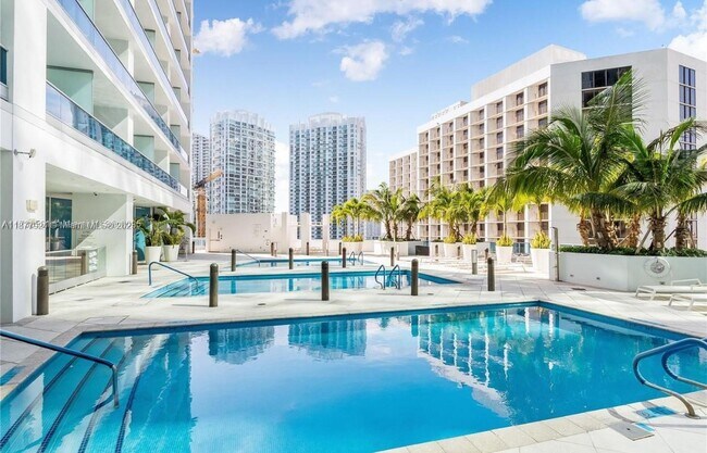 Building Photo - 200 Biscayne Blvd Way