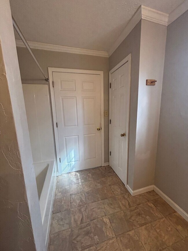 Building Photo - Updated 3bd/2bth home with Remodeled Master Suite & Prime Location!