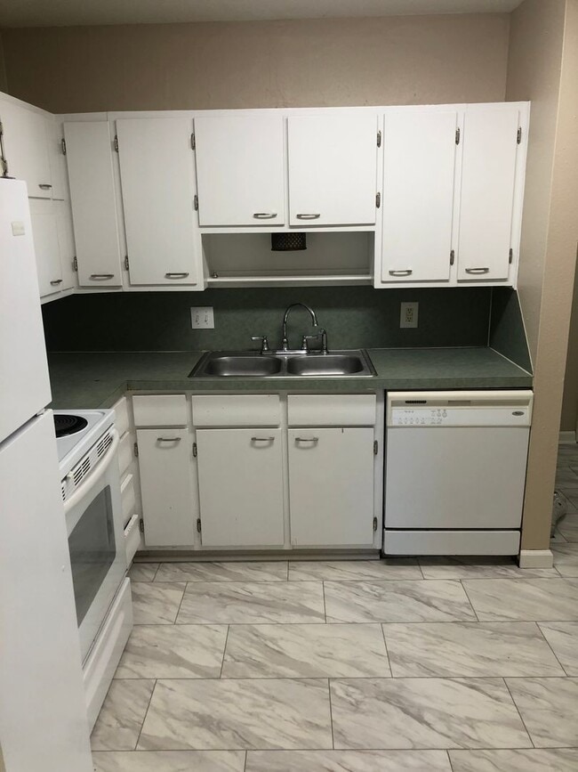 Building Photo - 3 bedroom 1.5 bathroom home Available Now