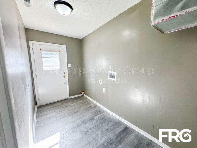 Building Photo - 416 N Kornegay St