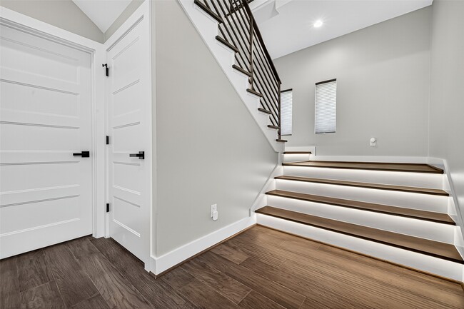 Building Photo - 5104 Lillian St