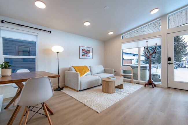 Building Photo - 27 4th St E