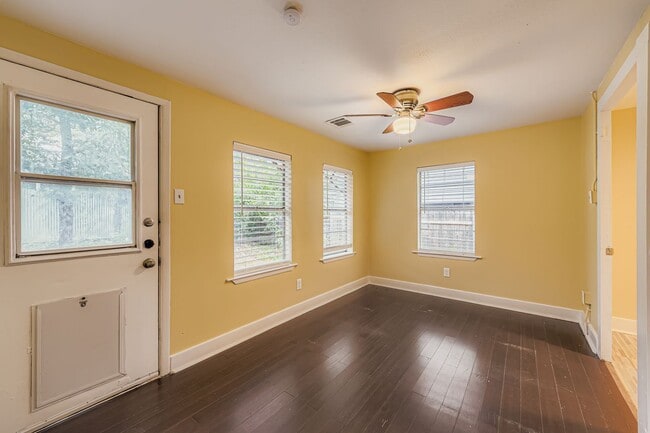 Building Photo - 1209 E 9th St