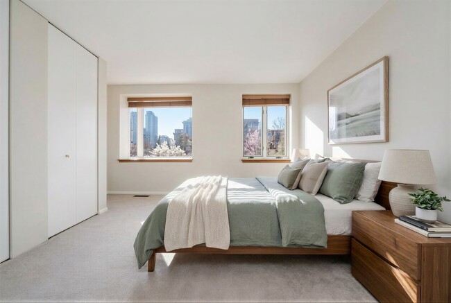 Building Photo - 801 S Plymouth Ct