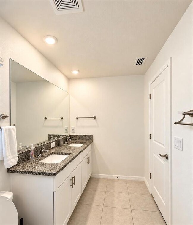 Building Photo - 8212 Crescent Oaks Dr