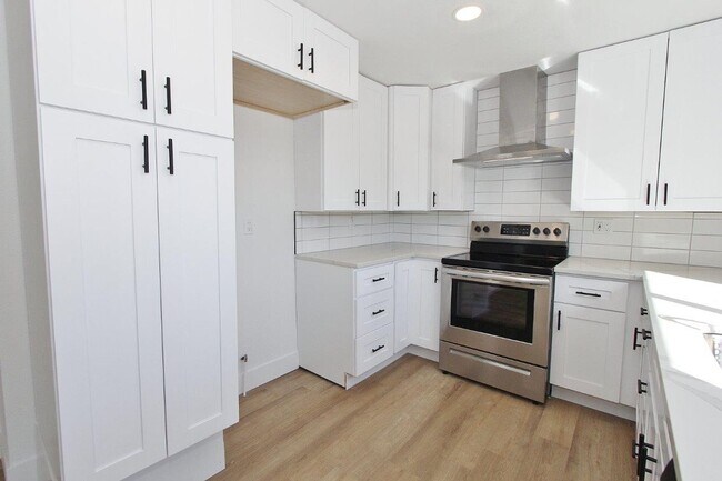 Building Photo - Charming Single-Level Home