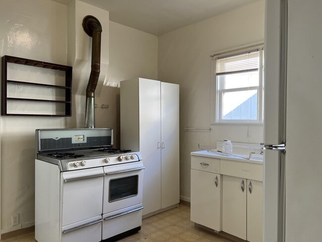 Building Photo - 1554 H St