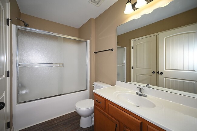 Building Photo - Two Bedroom & 2.5 Bath Townhome with 1 car garage in Oak Valley Estates