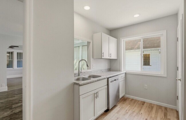 Building Photo - Beautifully Renovated 2 Bed, 1 Bath Home for Rent!