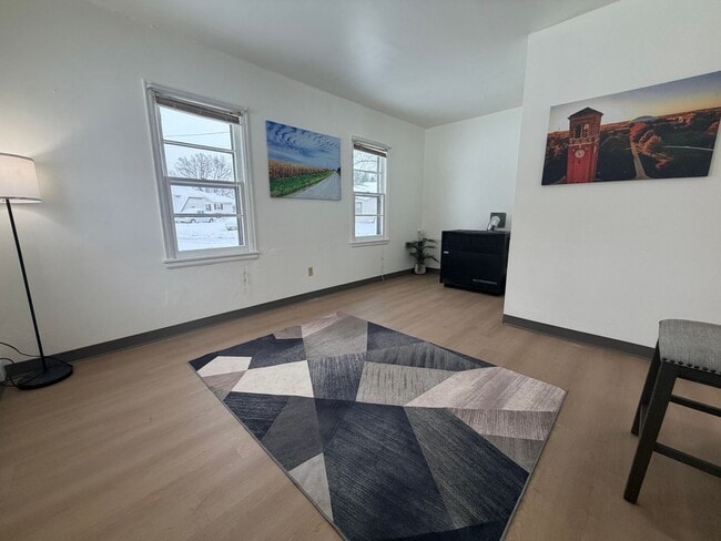 Building Photo - 1 bed, 1 bath for rent in quiet Waterloo neighborhood