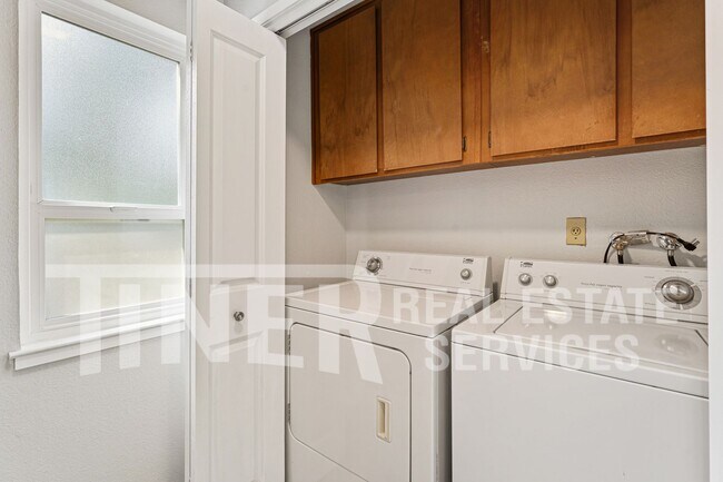 Building Photo - 1533 Hood Rd