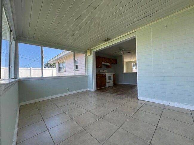 Building Photo - Adorable 2 Bedroom Beach house!