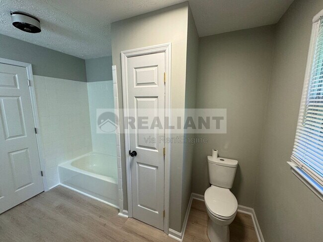 Building Photo - 105 Aster Pl