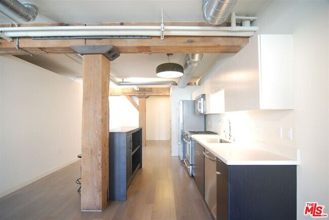 Building Photo - 527 Molino St