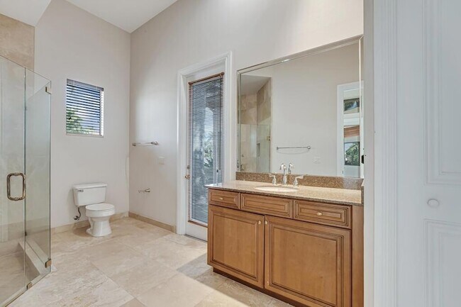 Building Photo - 10513 Versailles Blvd