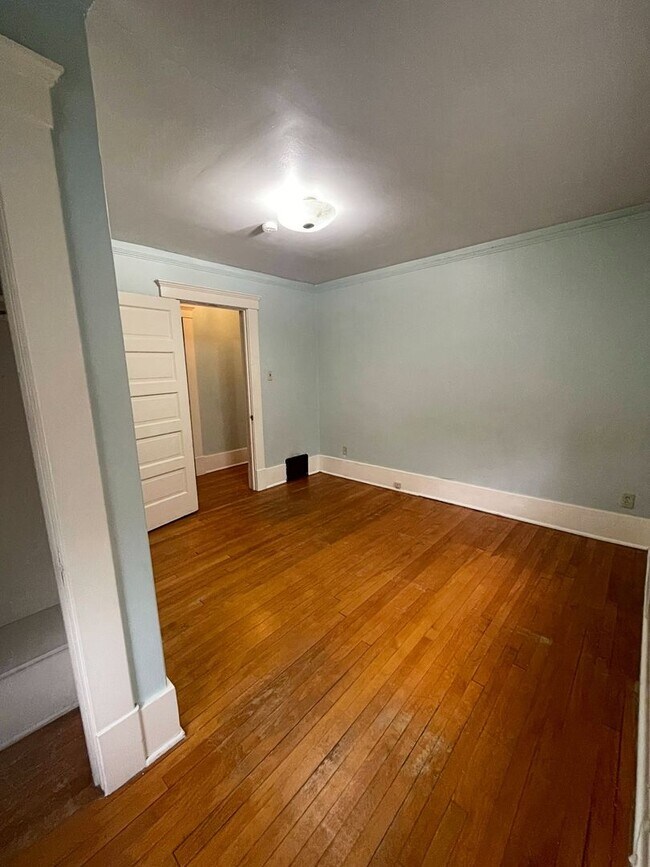 Building Photo - 914 Vaughn St