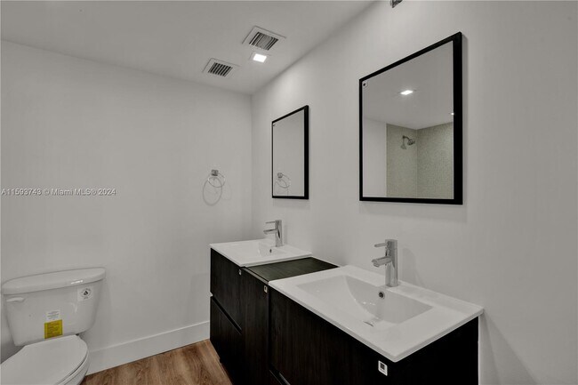 Building Photo - 9500 W Bay Harbor Dr