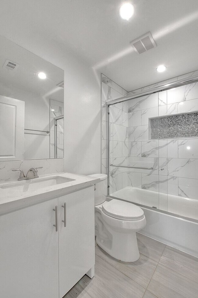 Building Photo - 5852 Vineland Ave