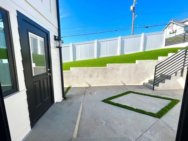 Building Photo - 624