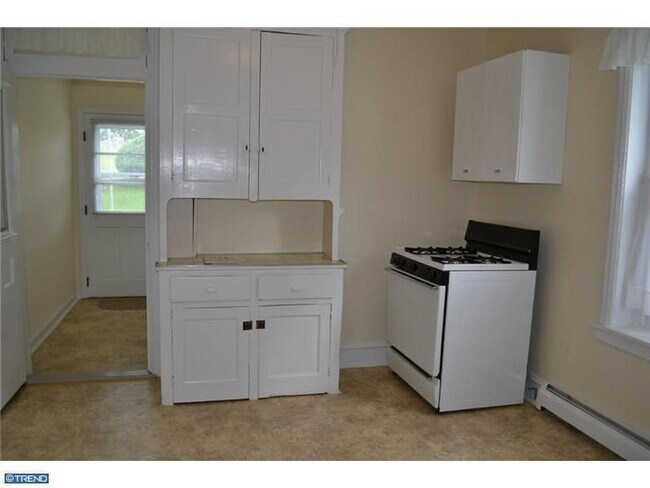 Building Photo - 825 Maple Ave