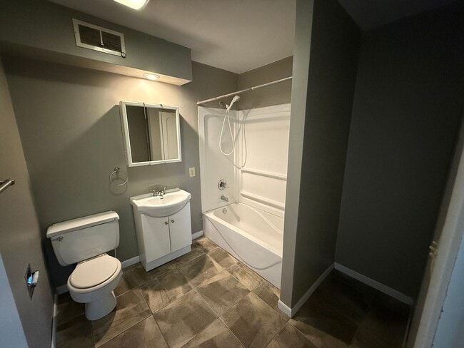 Building Photo - Spacious 5-Bedroom Home for Rent in Sioux ...