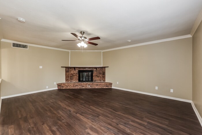 Building Photo - 404 Woodcrest Way