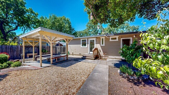 Building Photo - Beautiful 2 Bedroom 2 Bathroom Single Fami...