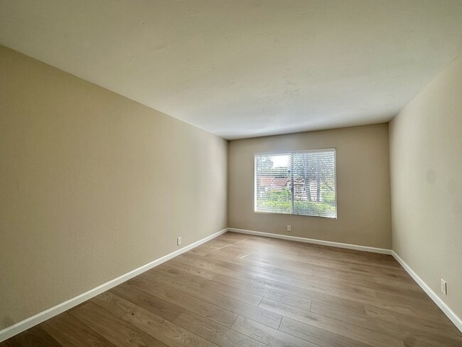 Building Photo - Newly Remodeled 2 Bedroom 2 Bath Near UTC ...
