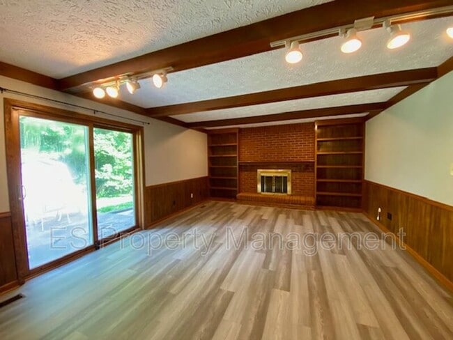 Building Photo - 6110 Munsee Ln