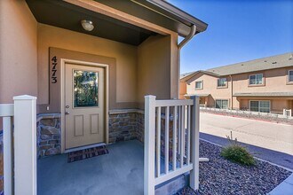 Building Photo - 3 bed 3 bath townhome in gated community w...