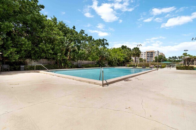 Building Photo - 2820 Tennis Club 204 Dr