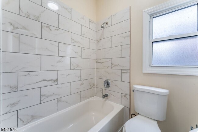 Building Photo - 473 Flagg St