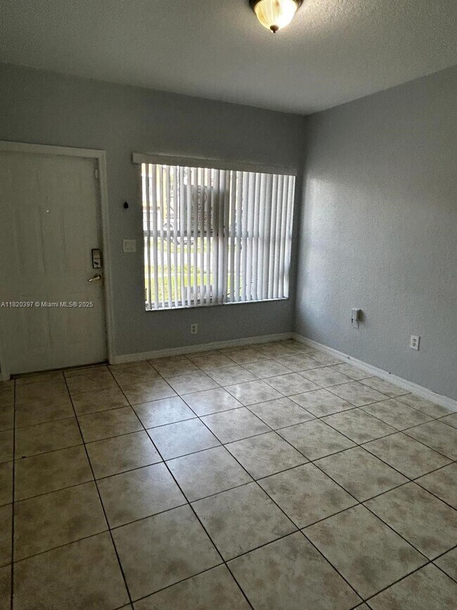 Building Photo - 865 SW 6th Ct