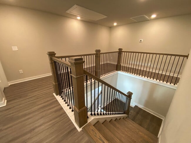 Building Photo - 5 bedrooms 3 bathroom Smart Home