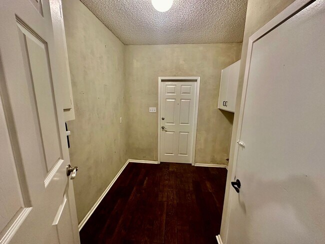 Building Photo - July Move-In Special - Fabulous 4/2 single...