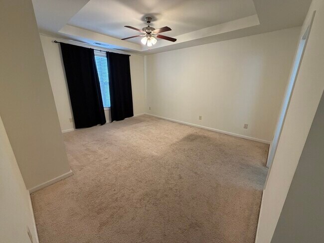 Building Photo - Master Bedroom on Main Floor