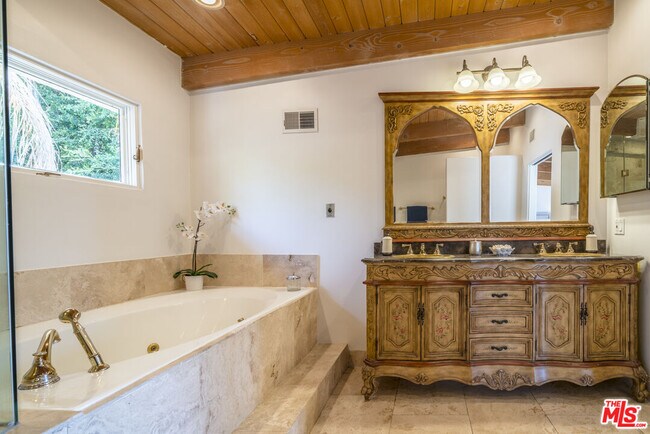 Building Photo - 7036 Grasswood Ave