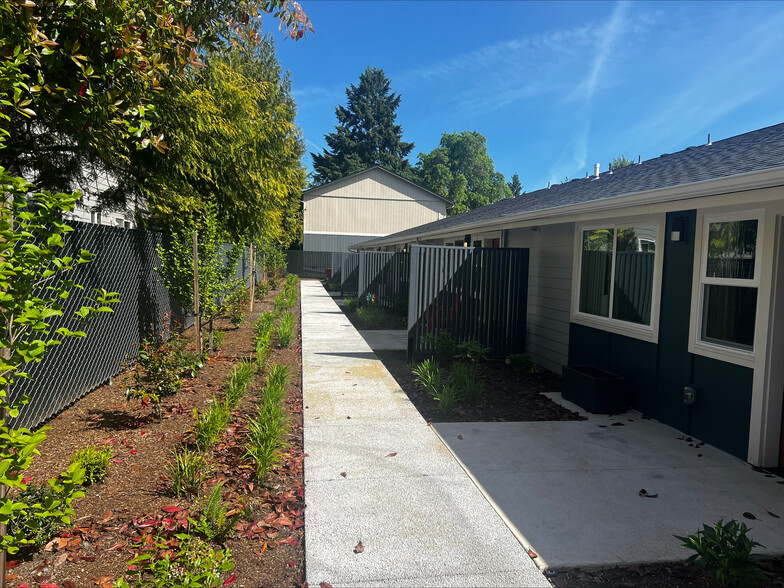 Building Photo - 643 Manbrin Dr NE