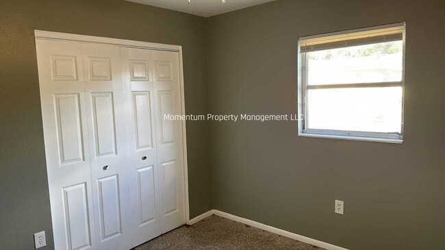 Building Photo - Beautiful & Cozy 4 bedrooms 2 bathrooms property in Sarasota! Apply for FREE This Holiday Season!