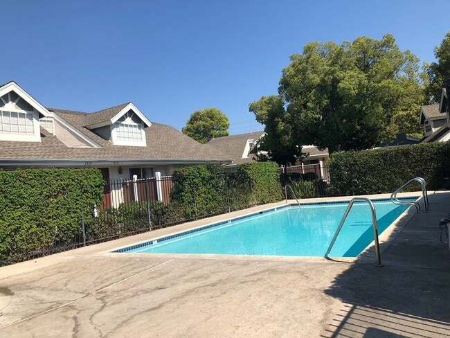 Building Photo - Nantucket Village Condo with Community Pool!