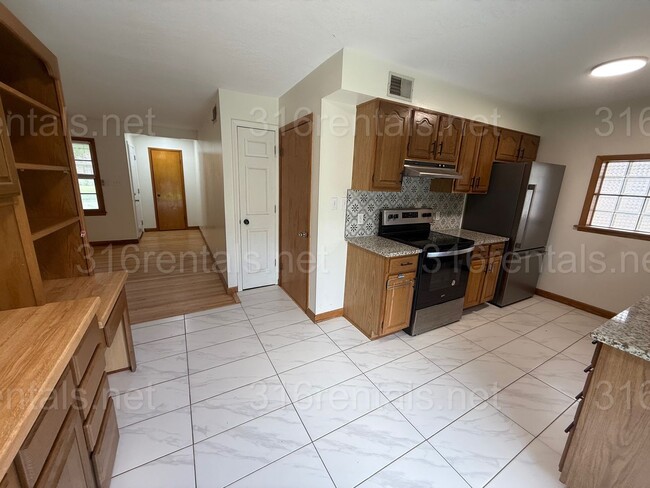 Building Photo - $1350 - 3 bedroom / 1 bathroom - Single Fa...