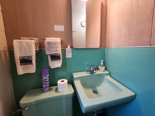 Building Photo - SKI LEASE: Close to Bus Line, Full Kitchen...