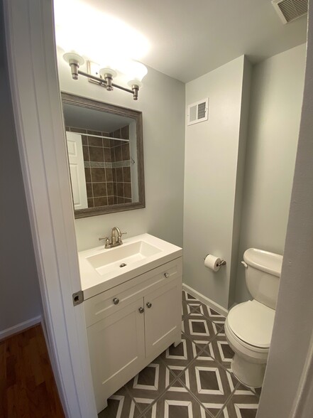 Full Bath (center hall) - 1413 E Clement St