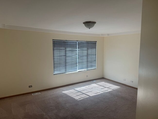 Building Photo - Don’t miss out on this 3Br, 2.5Ba