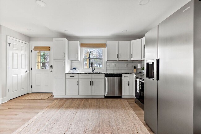 Building Photo - FULLY FURNISHED!