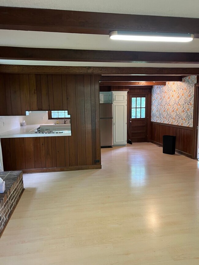 Building Photo - Single Family Home on almost an acre, 4 be...
